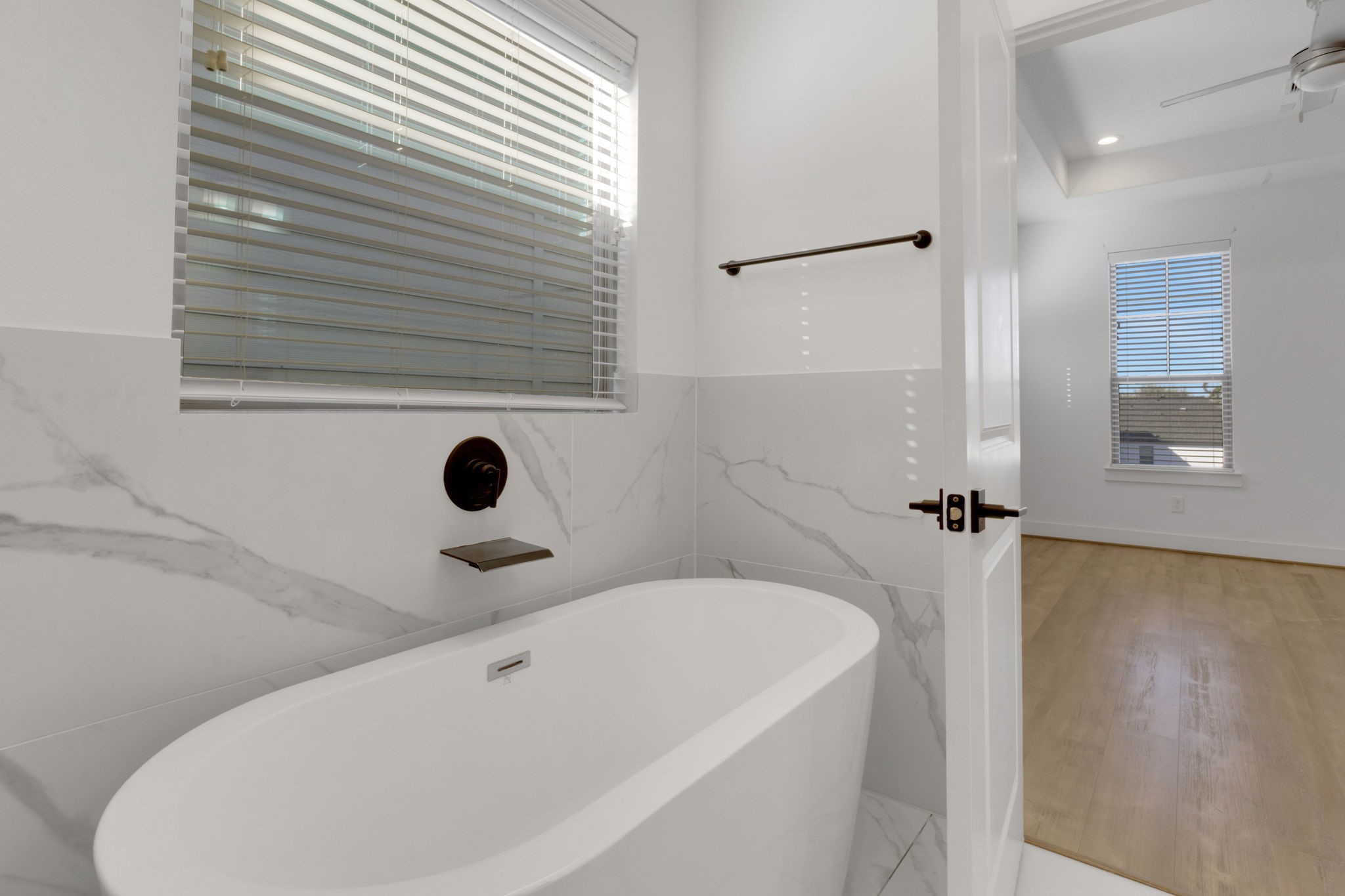 1526 Chestnut Street Houston, TX 77009 - Photo 38 of 45 a bathroom with a white tub