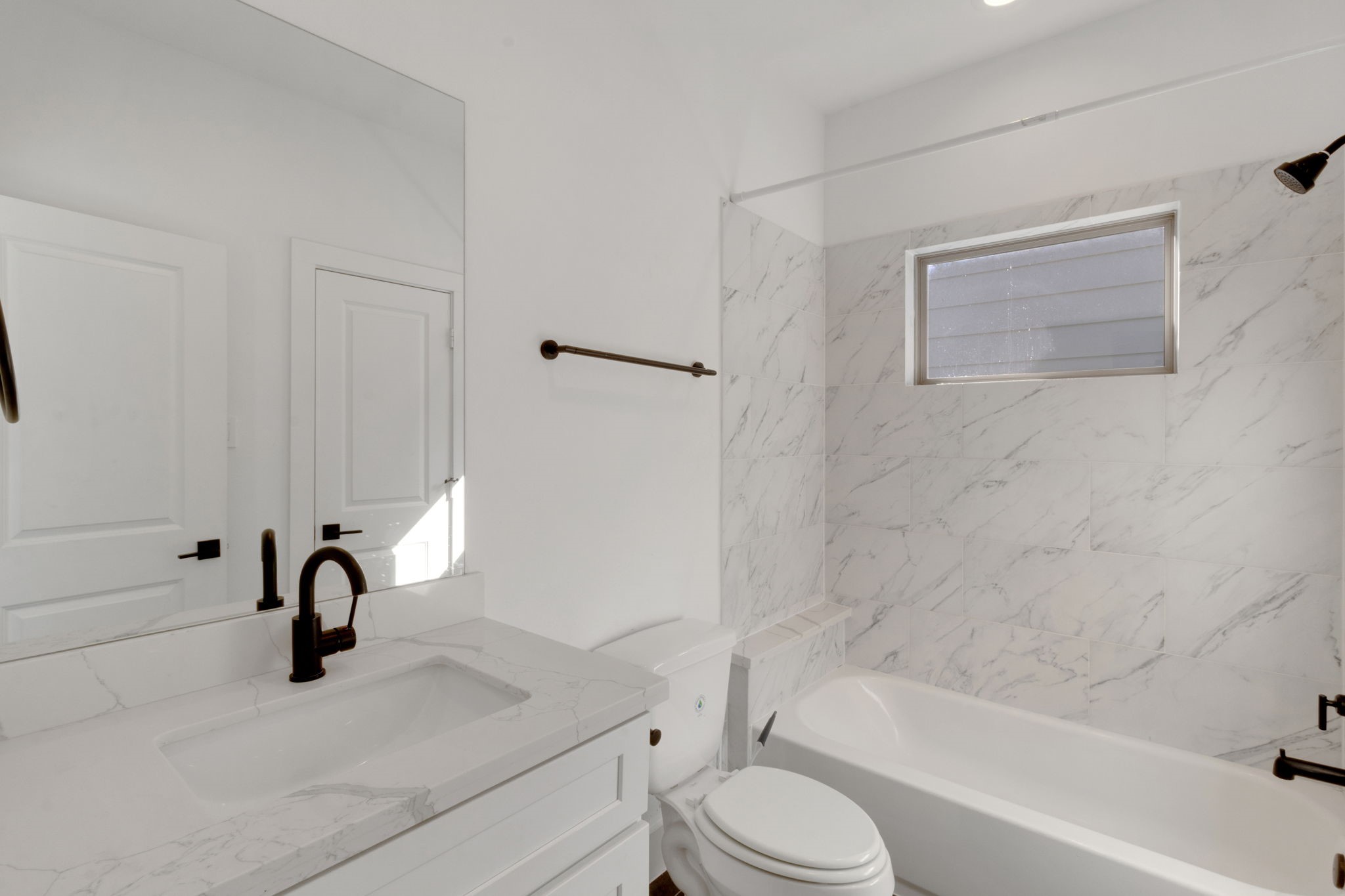 1526 Chestnut Street Houston, TX 77009 - Photo 41 of 45 a bathroom with a sink toilet and a bathtub