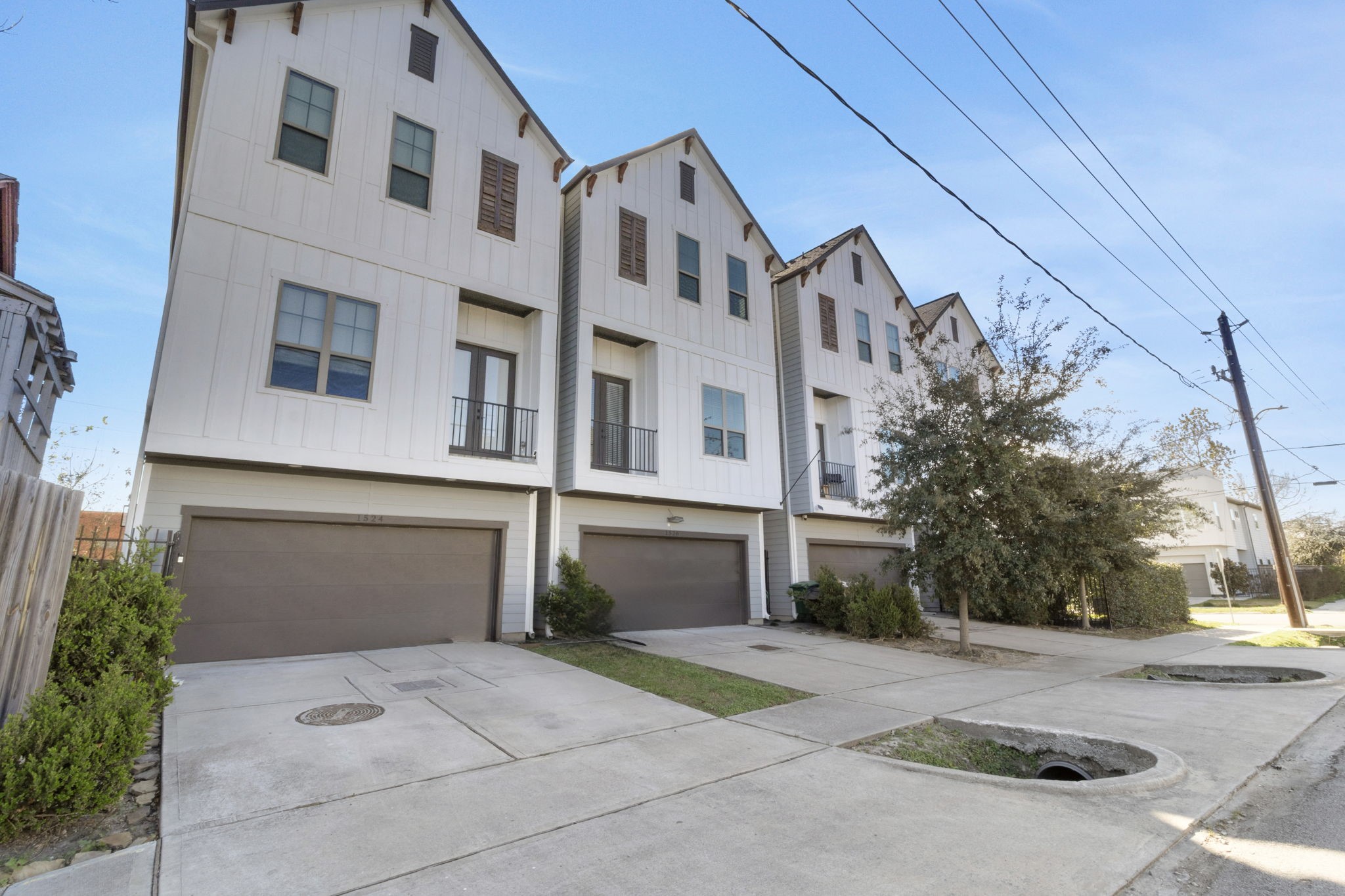 1526 Chestnut Street Houston, TX 77009 - Photo 43 of 45 a front view of a house with a yard and garage