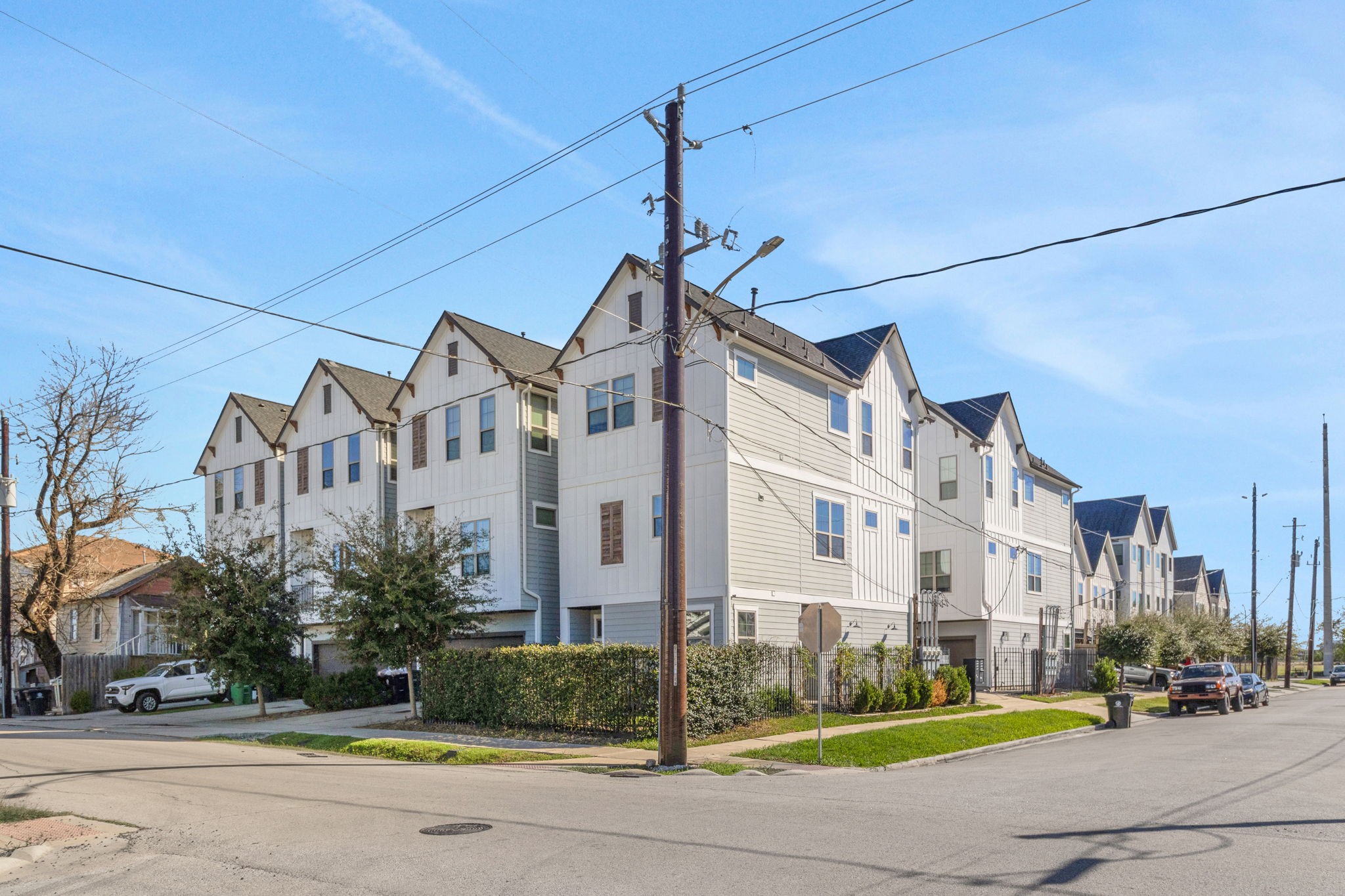 1526 Chestnut Street Houston, TX 77009 - Photo 44 of 45 a front view of a building with street view