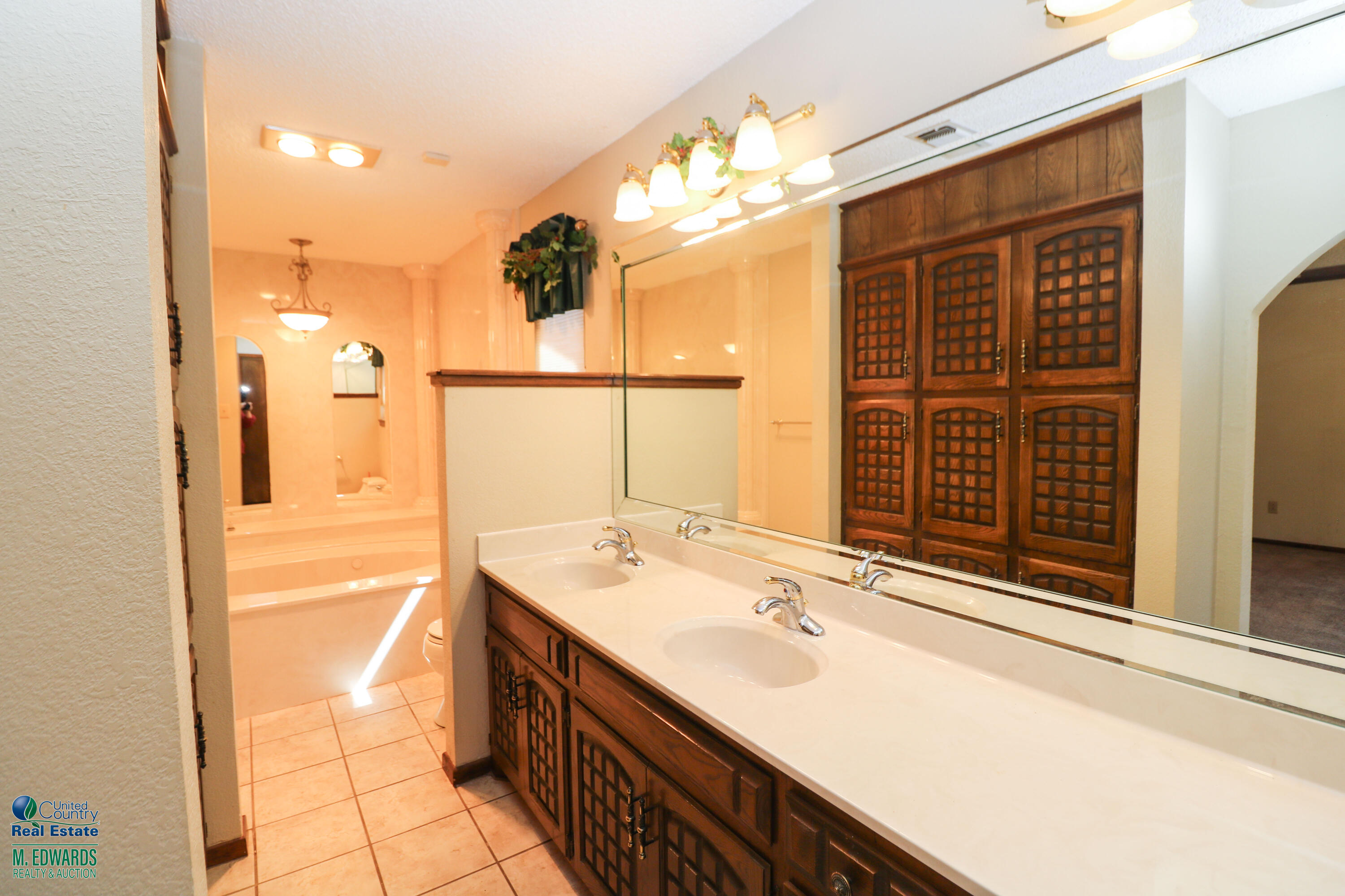 214 East 26th Street Littlefield, TX 79339 - Photo 14 of 28 Master Bath 1