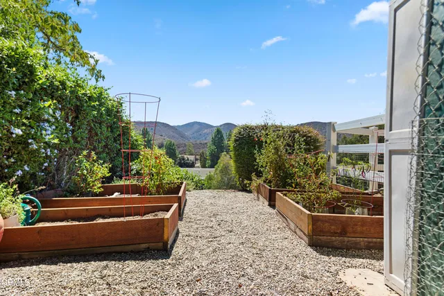 a view of sitting area with furniture