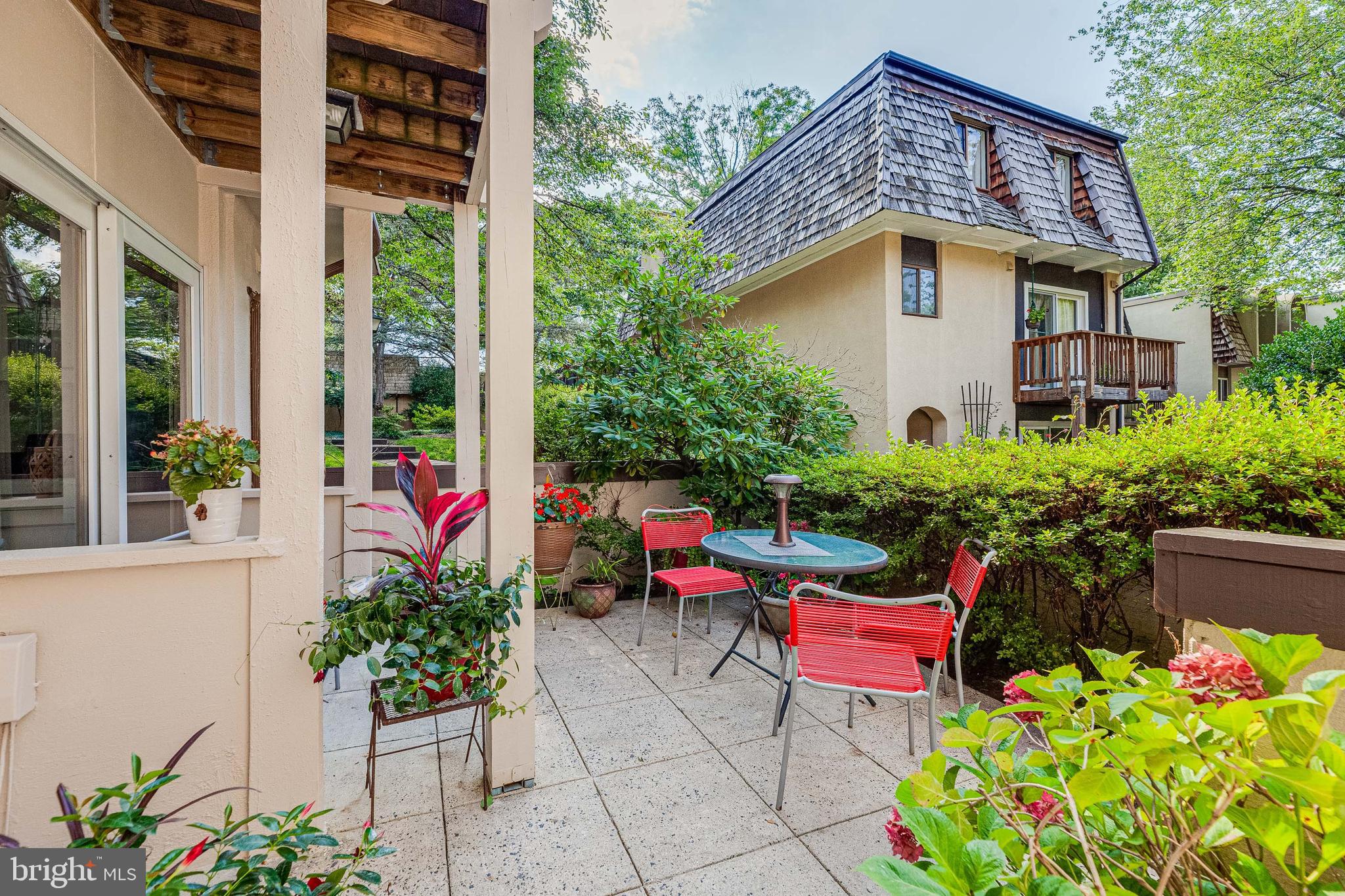 1663 Valencia Way Reston, VA 20190 - Photo 2 of 37