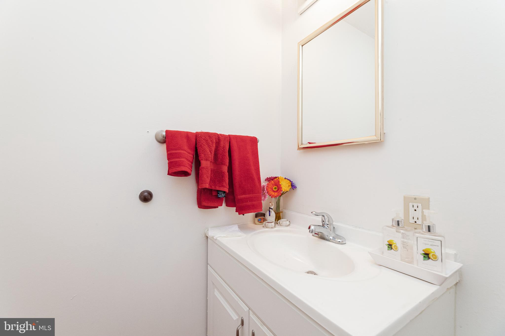 1663 Valencia Way Reston, VA 20190 - Photo 8 of 37