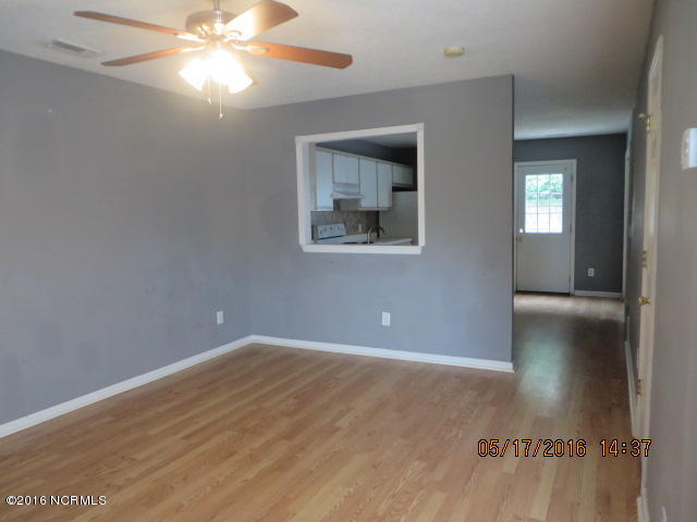 101 Spring Drive Jacksonville, NC 28540 - Photo 4 of 11 Living Room