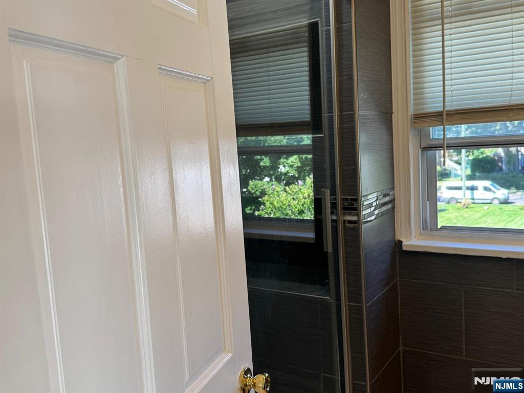 39 Van Buskirk Road Teaneck, NJ 07666 - Photo 8 of 17 Gallery Image 8
