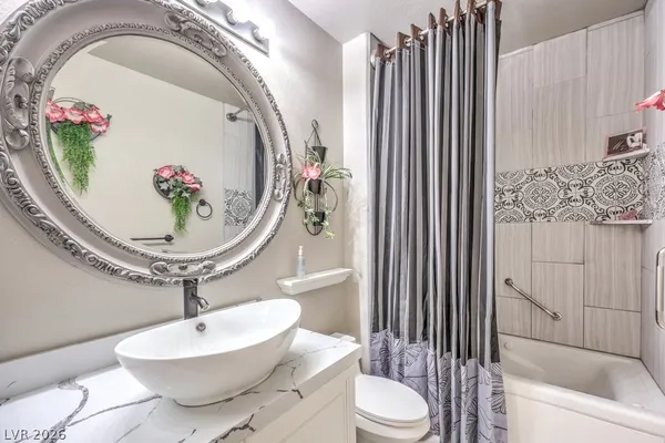 $2,395 | 7520 Barbie Avenue, Las Vegas, NV 89131
