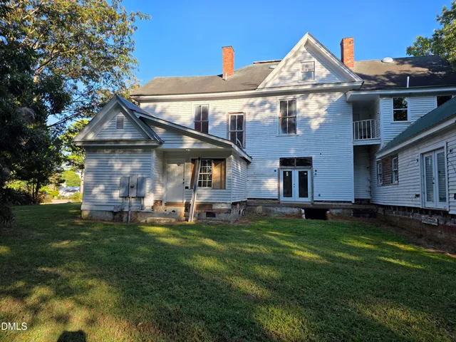 a front view of house with yard