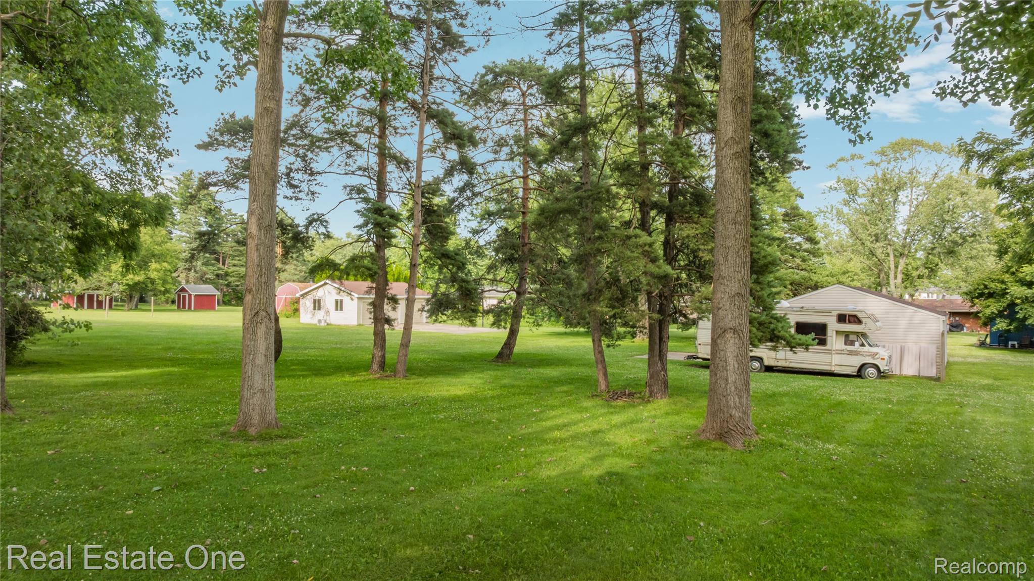2810 Walbridge Drive Rochester, MI 48307 - Photo 55 of 58 Expansive green lawn with mature trees