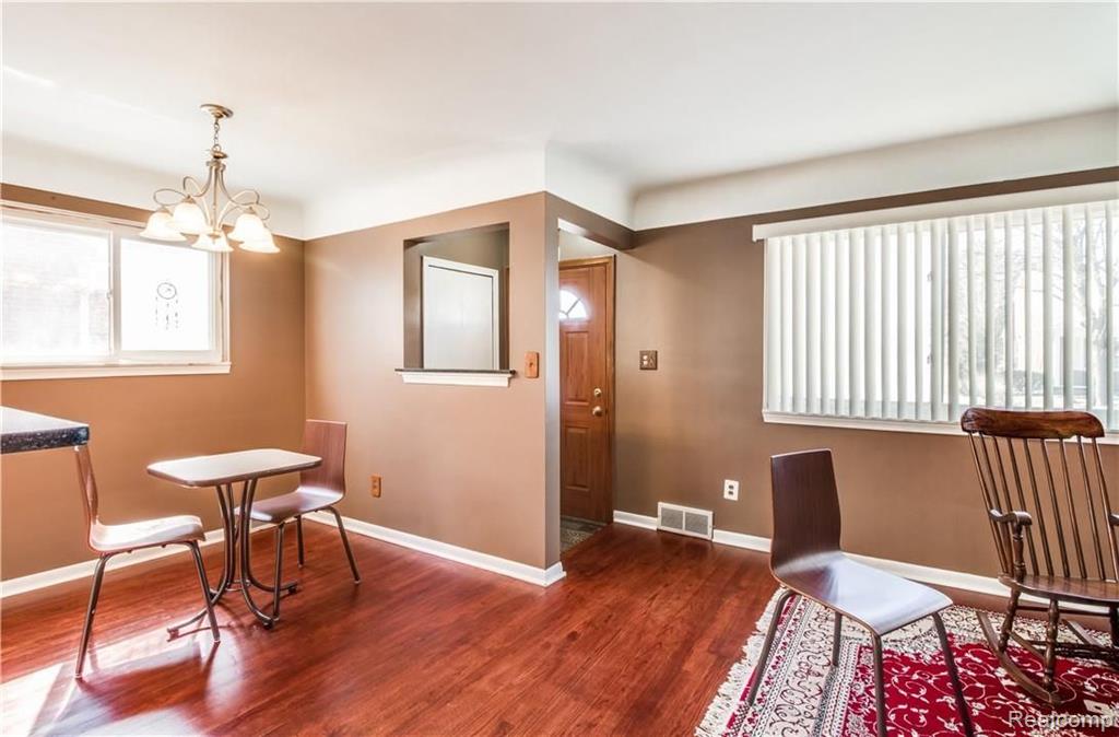 2445 W Point Dearborn, MI 48124 - Photo 4 of 32