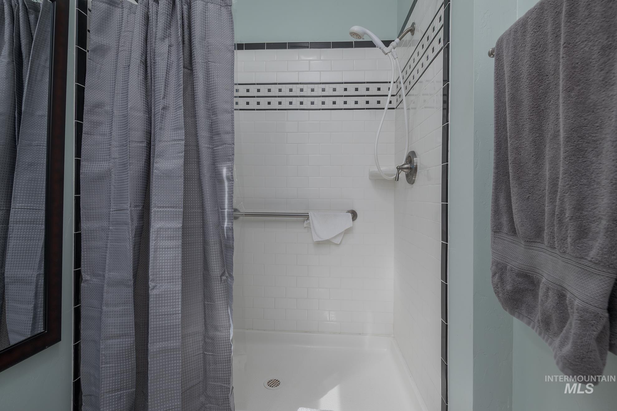 548 West 2nd Street Weiser, ID 83672 - Photo 19 of 50 Full bath featuring a shower stall