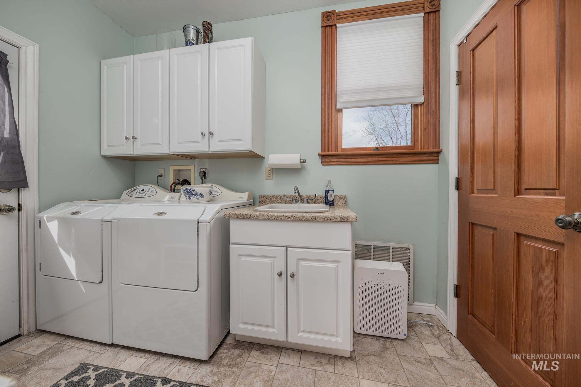 548 West 2nd Street Weiser, ID 83672 - Photo 33 of 50 Laundry room with cabinet space and washing machine and dryer