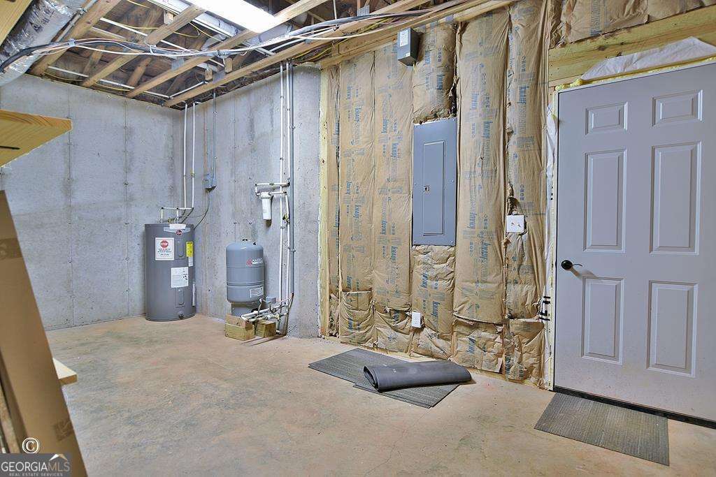 3175 Salem Road Pine Mountain, GA 31822 - Photo 35 of 41 a view of a bathroom with tub and shower