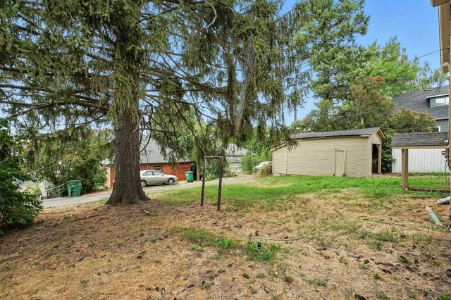 $300,000 | 217 South Broadway Street, Tekoa, WA 99033