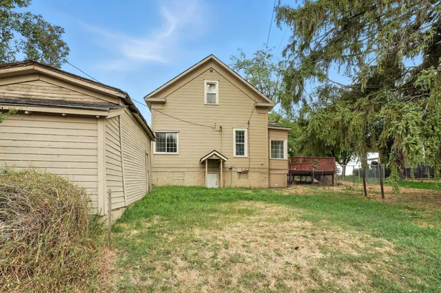 $300,000 | 217 South Broadway Street, Tekoa, WA 99033