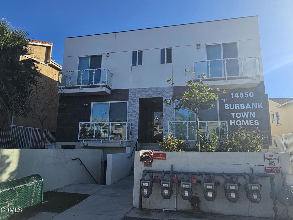 14550 Burbank Boulevard, Unit 103 Sherman Oaks, CA 91411 - Photo 2 of 27 a table and chairs in front of a building