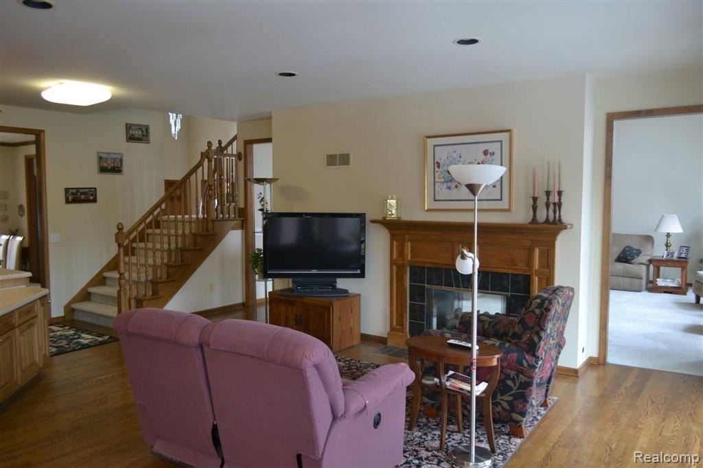 3626 Vineyard Springs Court Rochester, MI 48306 - Photo 5 of 13 Kitchen Seating Area