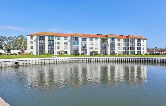 $1,400 | 19029 US Highway 19 North, Unit 831, Clearwater, FL 33764