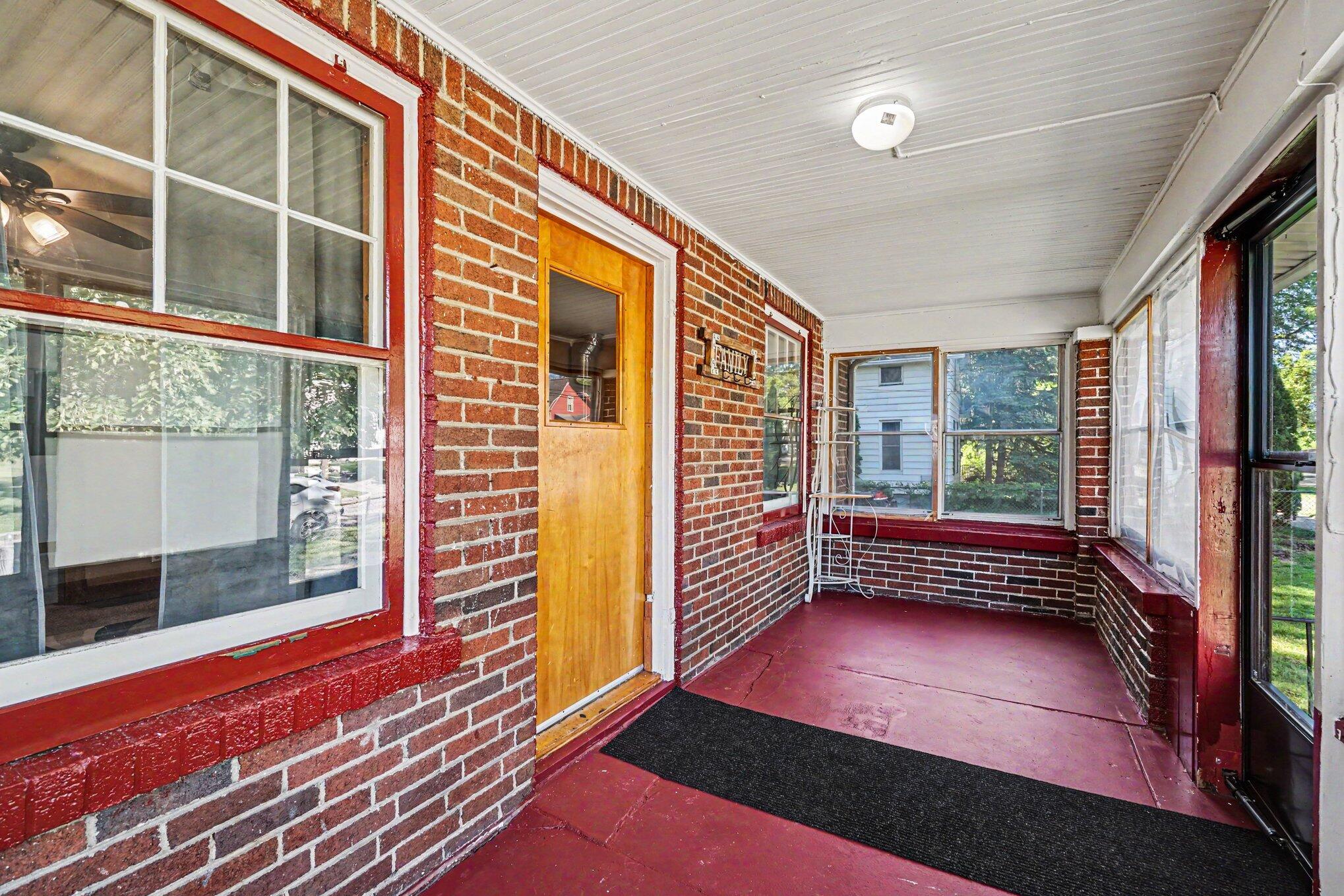 831 Bush Street Jackson, MI 49202 - Photo 3 of 25 003_file_9920