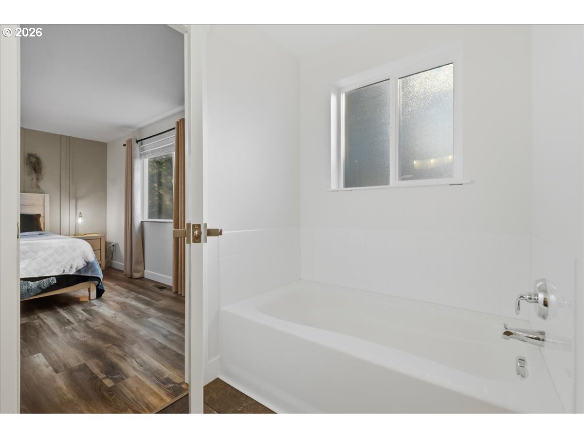 108 Powder Hill Drive Kalama, WA 98625 - Photo 17 of 45 Owner's Suite Bathroom