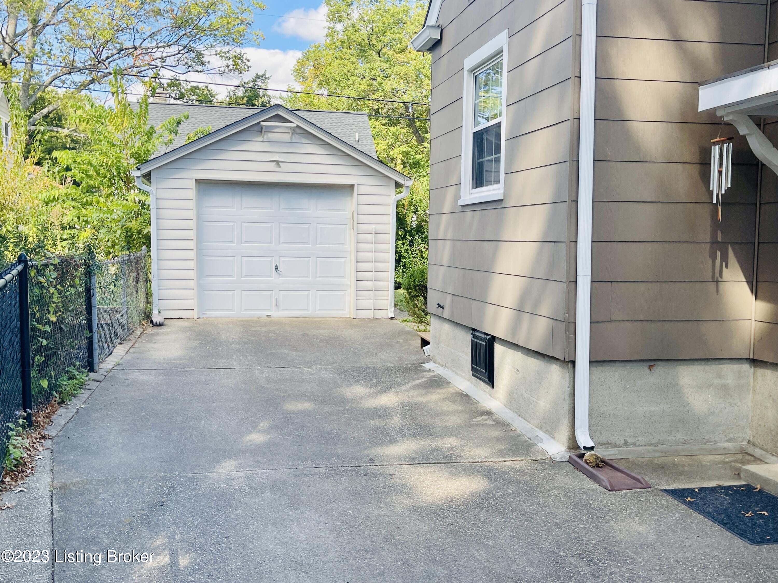 4209 Winchester Road Louisville, KY 40207 - Photo 2 of 23 Garage