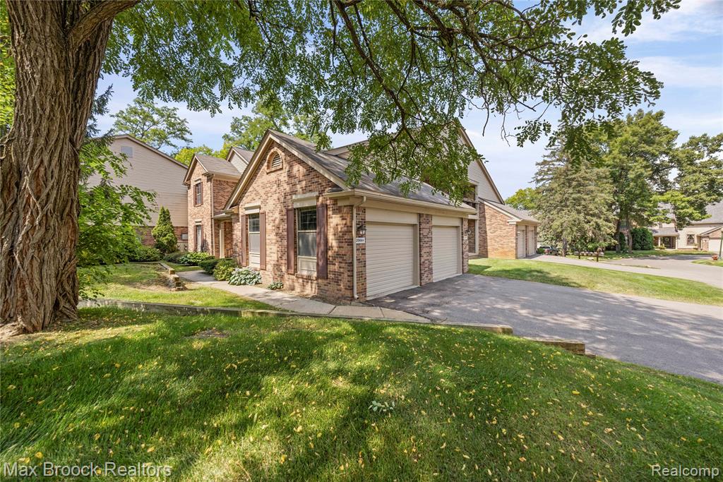 29664 Pine Ridge Circle Farmington Hills, MI 48331 - Photo 4 of 34