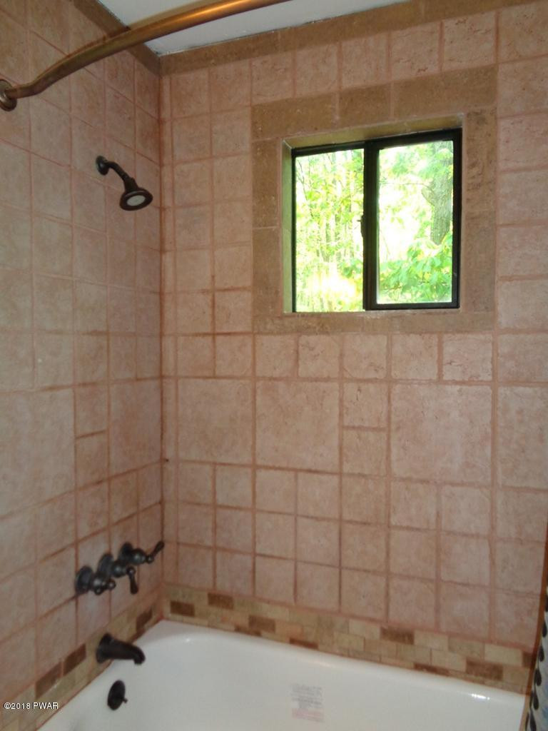 108 Oakridge Court Hawley, PA 18428 - Photo 11 of 43 Bath 1-level 1