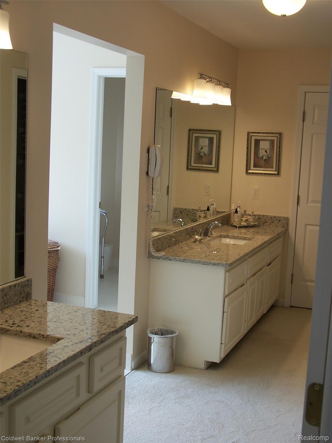 2079 Mapleridge Road Rochester, MI 48309 - Photo 17 of 36 Master Bath