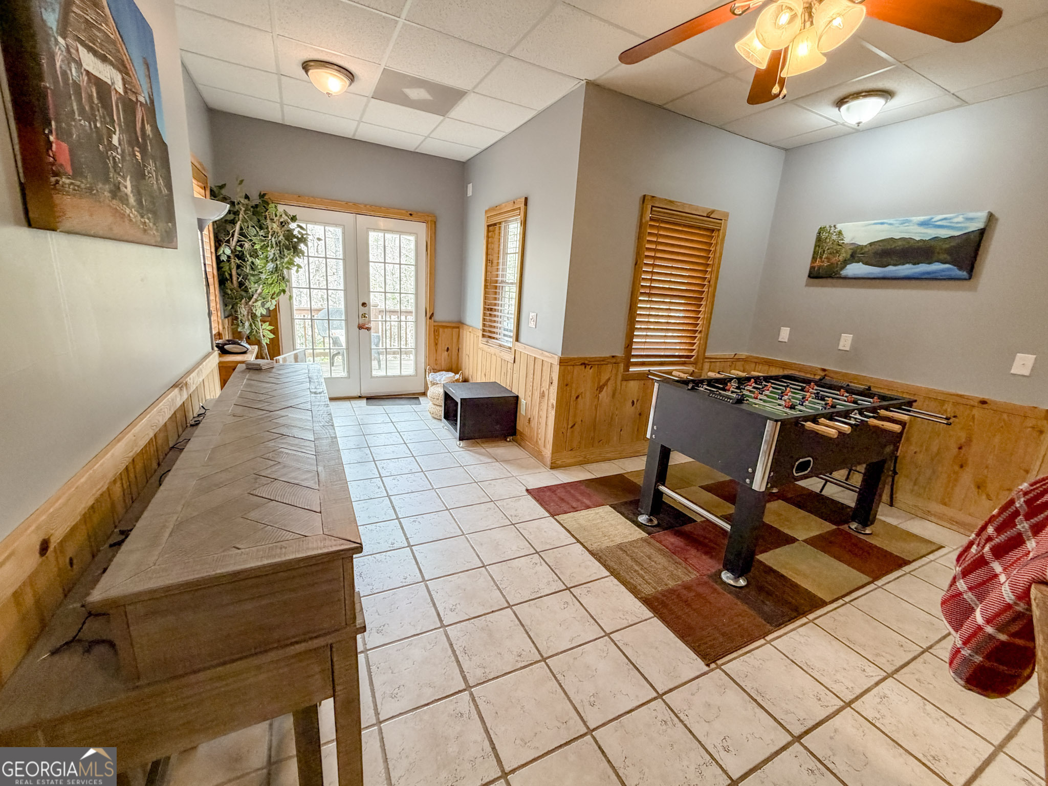 703 Zeppelin Strasse Helen, GA 30545 - Photo 22 of 28 a living room with furniture and a chandelier