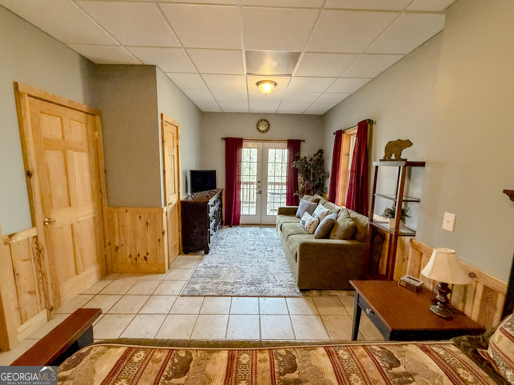 703 Zeppelin Strasse Helen, GA 30545 - Photo 24 of 28 a living room with furniture and a flat screen tv