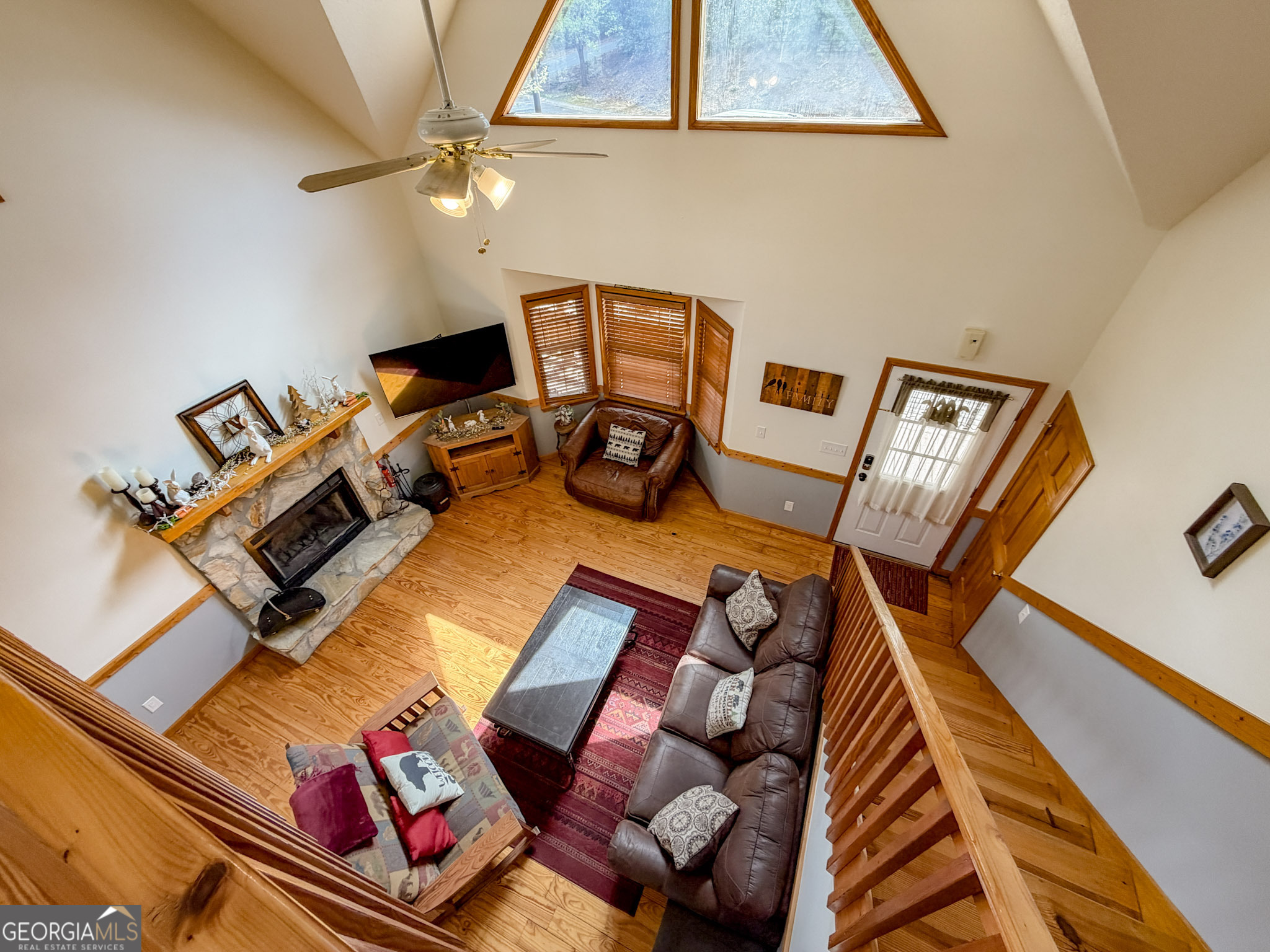 703 Zeppelin Strasse Helen, GA 30545 - Photo 5 of 28 a living room with furniture
