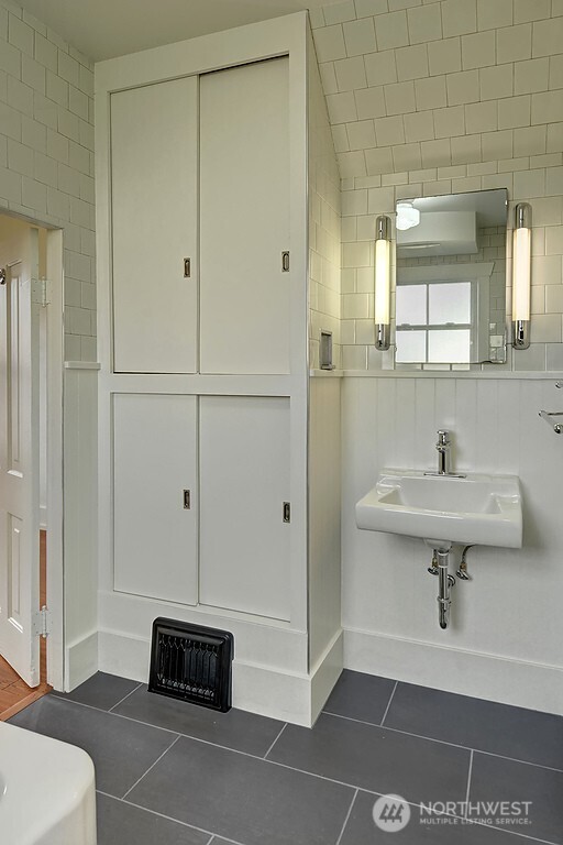 5403 Maynard Avenue South Seattle, WA 98108 - Photo 11 of 26 a bathroom with a sink and a mirror