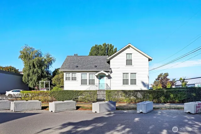 $2,950 | 5403 Maynard Avenue South, Seattle, WA 98108