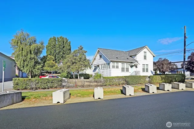 $2,950 | 5403 Maynard Avenue South, Seattle, WA 98108