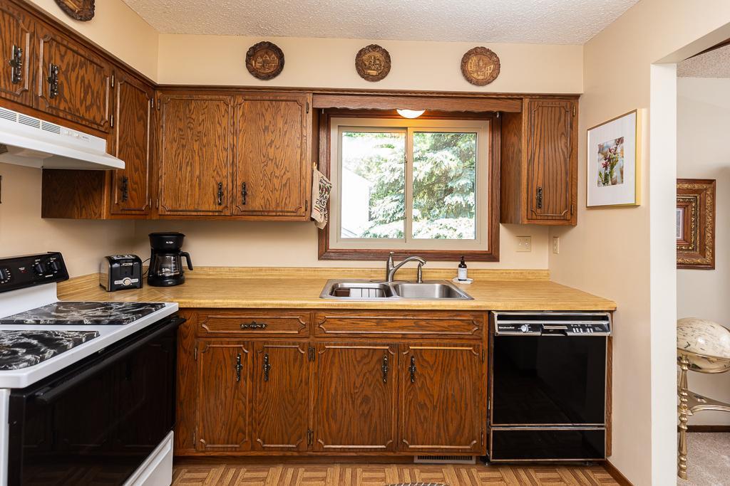 8233 Oregon Road South Bloomington, MN 55438 - Photo 9 of 32 Gallery Image 9