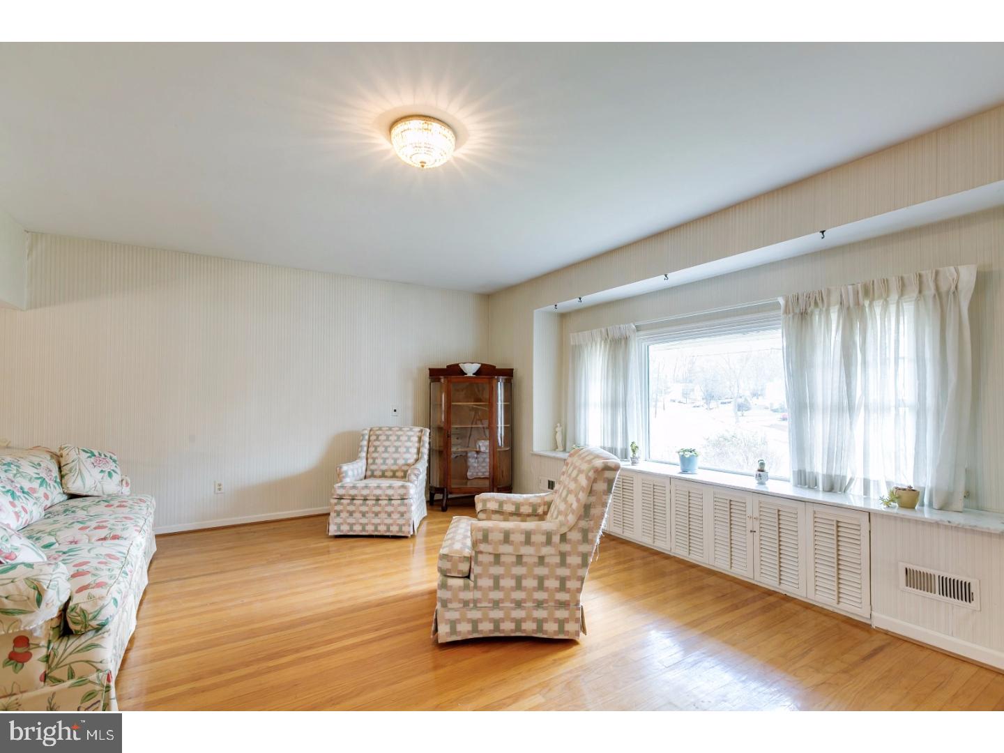 216 Round Hill Road Voorhees, NJ 08043 - Photo 5 of 24 Living Room
