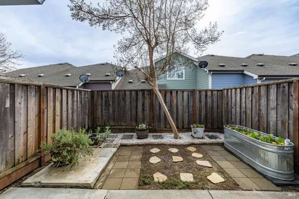 $379,000 | 209 Elbridge Avenue, Unit F, Cloverdale, CA 95425