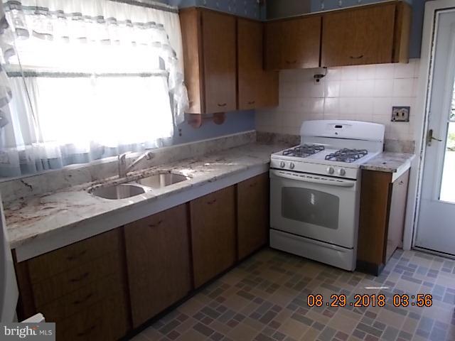 6106 Chanceford Road Baltimore, MD 21228 - Photo 3 of 12 Kitchen
