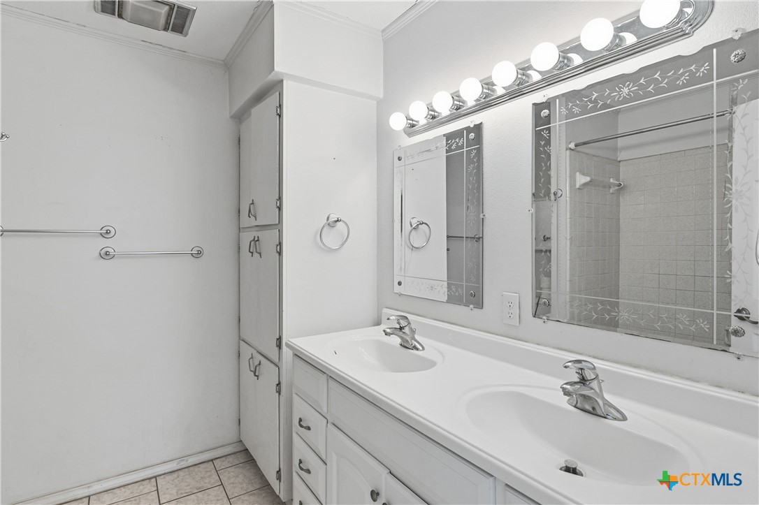 151 Hillside Street Seguin, TX 78155 - Photo 20 of 33 a bathroom with a double vanity sink and a mirror