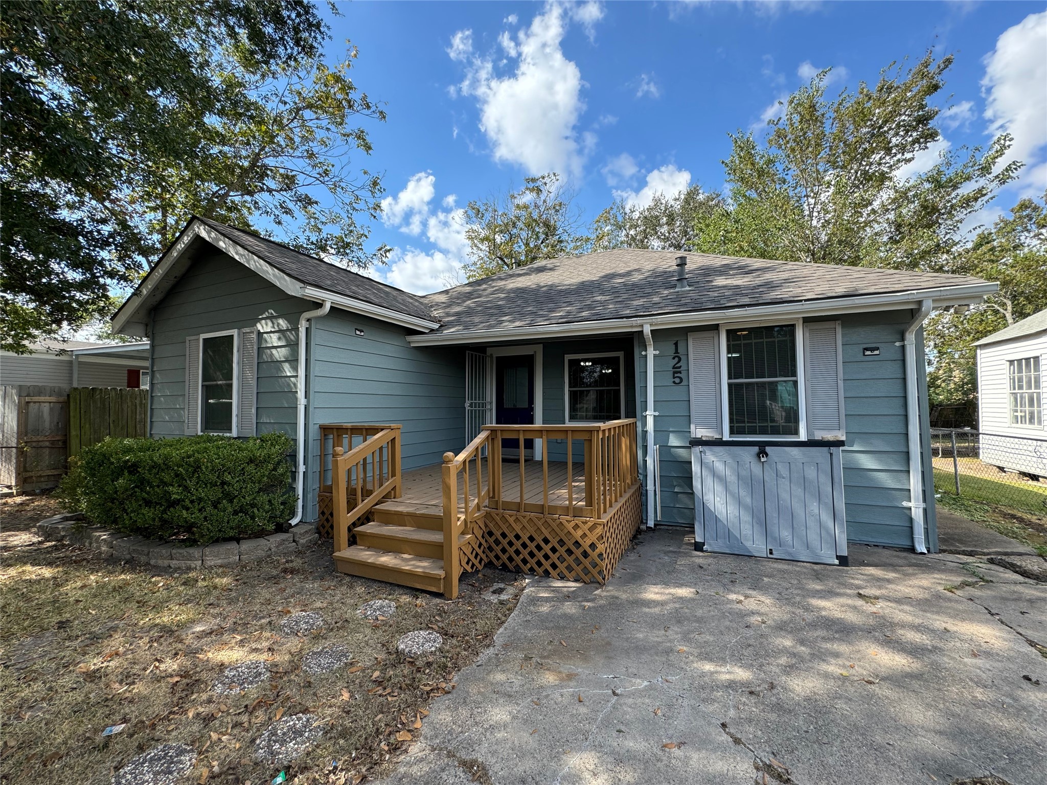 125 Pomeroy Street Pasadena, TX 77506 - Photo 2 of 19 a front view of a house with garden
