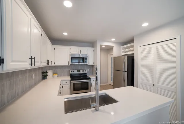 $2,000 | 14718 Hillside View, San Antonio, TX 78233