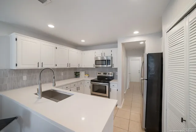 $2,000 | 14718 Hillside View, San Antonio, TX 78233