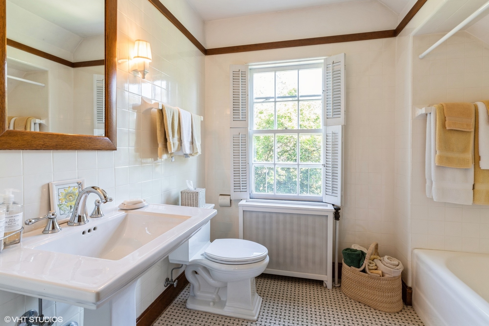 753 York Road Glenview, IL 60025 - Photo 13 of 17 a bathroom with a sink toilet a shower and a bathtub