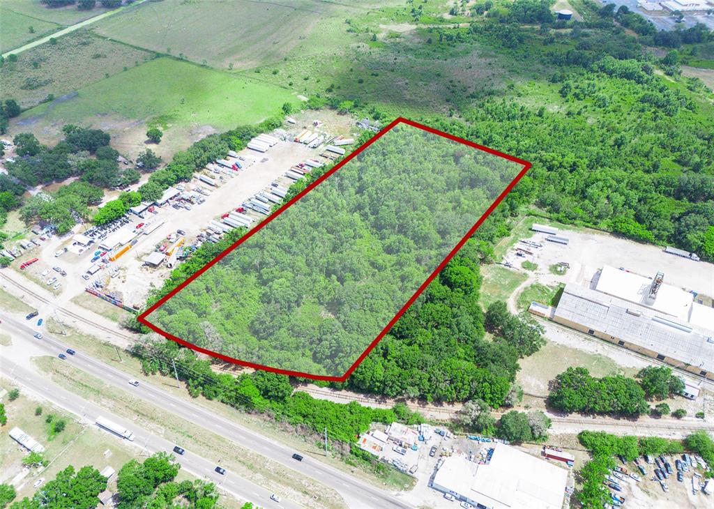 Sr-60 Lake Wales, FL 33859 - Photo 2 of 4 a view of a backyard with plants
