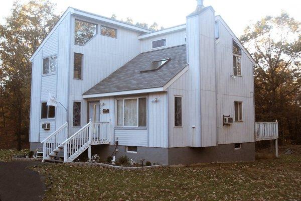 1482 Segatti Bushkill Pa Bushkill, PA 18324 - Photo 2 of 2 Side View