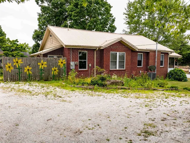 $400,000 | 103 East King Street, East Flat Rock, NC 28726