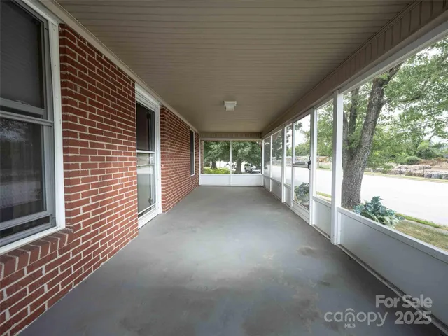 $400,000 | 103 East King Street, East Flat Rock, NC 28726