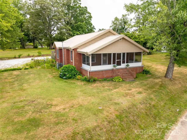 $400,000 | 103 East King Street, East Flat Rock, NC 28726