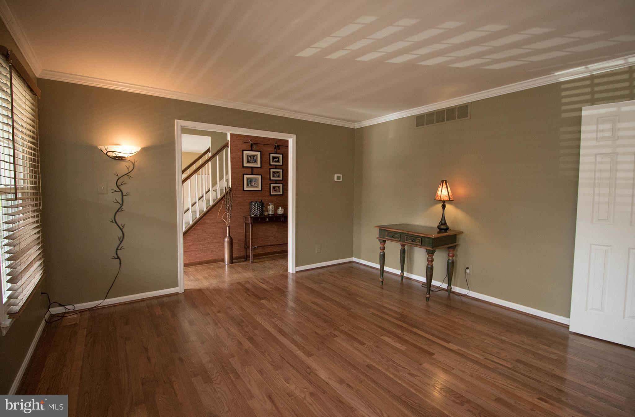 9420 Oak White Road Baltimore, MD 21236 - Photo 9 of 30 Living Room