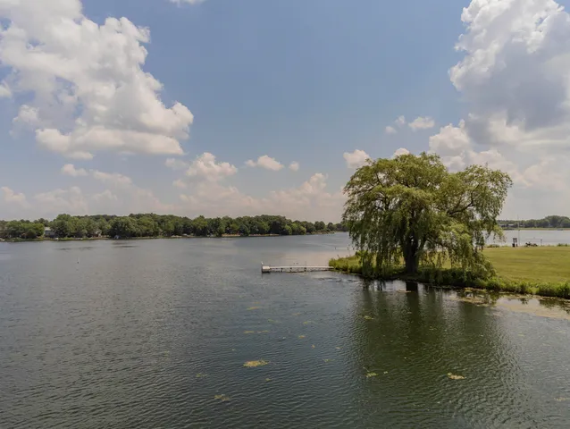a picture of a lake view